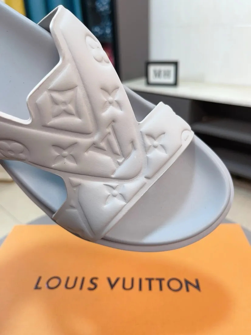 Men's shoes 💰360🌹🌹 (lv-Louis Vuitton) new men's sandals, high-end boutique, exquisite embossed logo decoration on the upper, fine workmanship, super soft soles, casual, loose and comfortable, a must-have in summer! \nsize：38-44